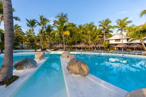 圣斐利-银港Playabachata的棕榈树度假村的游泳池