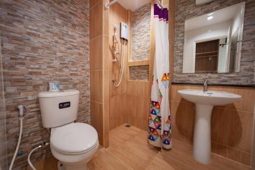 湄南海滩湄南别墅酒店的一间带卫生间和水槽的浴室