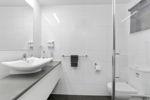 瓦南布尔国际康福特茵酒店的一间浴室