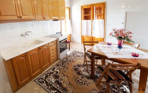 阿拉霍瓦Melandrinos Apartment的厨房配有桌椅和水槽