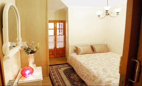 阿拉霍瓦Melandrinos Apartment的一间卧室配有一张床、一张桌子和一面镜子