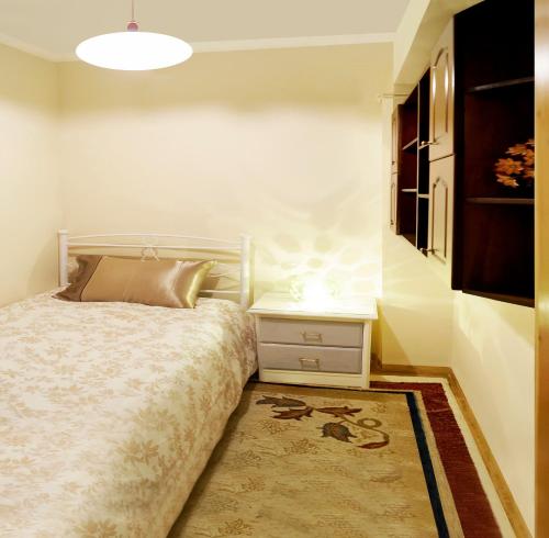阿拉霍瓦Melandrinos Apartment的卧室配有白色的床、床头柜和西德西德克斯床