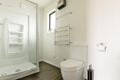 瓦纳卡The Willows Wanaka的白色的浴室设有卫生间和淋浴。