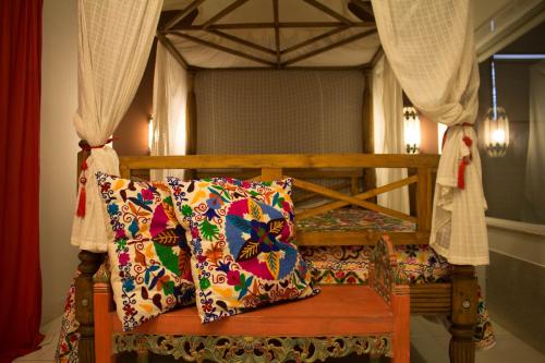 特雷斯拉瓜斯泰姬酒店的一张带两个枕头的木床和窗帘