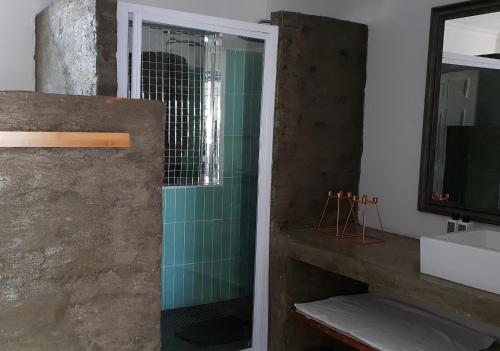 布隆方丹Emmaus Apartment的带淋浴和盥洗盆的浴室