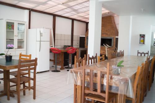 弗洛里亚诺波利斯Residencial Larissa Elena的厨房配有桌椅和冰箱。