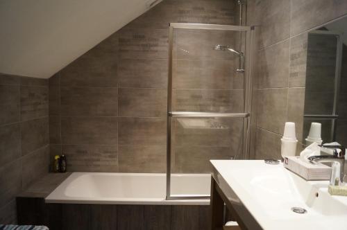 Sart lez WalhainLa Petite Maison的带淋浴、浴缸和盥洗盆的浴室