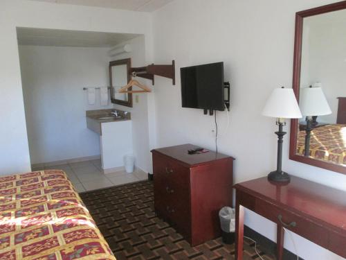 可可巴基特酒店的一间酒店客房,配有一张床和一台电视