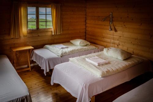 TjörnÓsar Hostel的小木屋内带两张床的房间