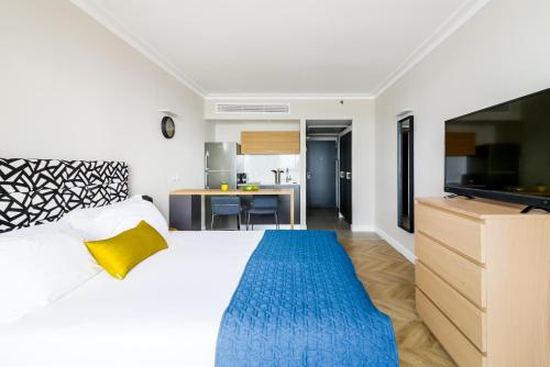海法master Haifa Beach Apartments的一间卧室配有一张蓝色地毯的大床