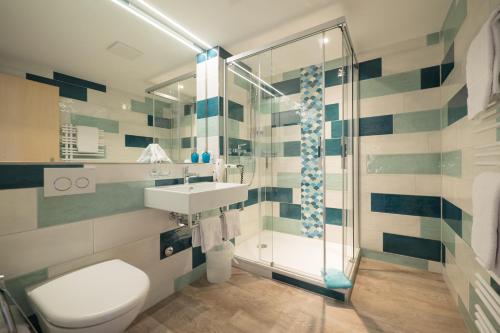 米伦阿尔彭布里克米伦酒店的带淋浴、卫生间和盥洗盆的浴室