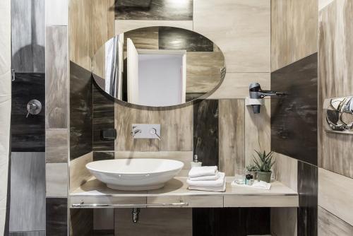 罗马帕特里兹罗马那宫酒店的一间带水槽和镜子的浴室