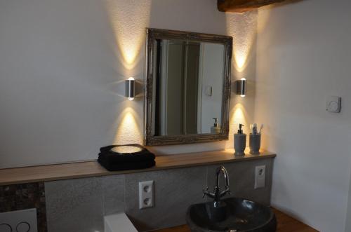 UtzenhainFerienhaus May的一间带水槽和镜子的浴室