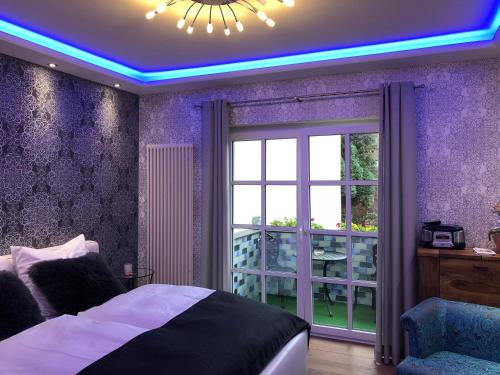 科隆City Luxus Appartement nähe Köln Messe - LANXESS Arena的一间卧室配有一张紫色天花板的床