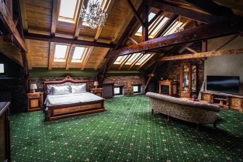 康斯坦察JMR Royal的一间卧室配有一张床和一个沙发