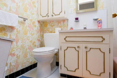 达利城Hostel Style Shared Room的浴室配有白色卫生间和盥洗盆。