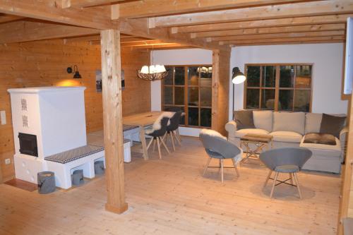 加尔米施-帕滕基兴Chalet Königsstand的客厅配有沙发和桌椅
