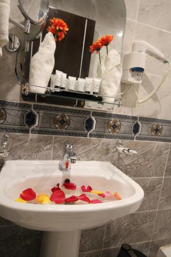 麦地那Assilah Hotel的浴室设有血水槽
