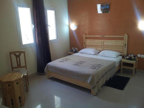 托泽尔伊尔阿瑞奇住宅酒店的一间卧室设有一张大床和两个窗户。