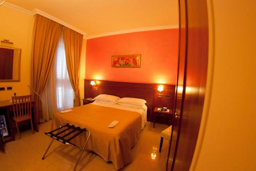 曼杜里亚圣保罗酒店 的一间酒店客房,客房内配有一张床