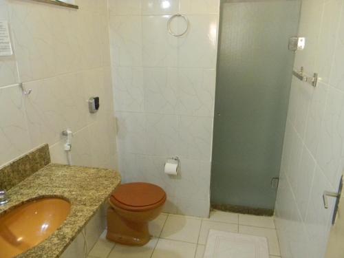 里约热内卢美式酒店的浴室配有卫生间、盥洗盆和淋浴。