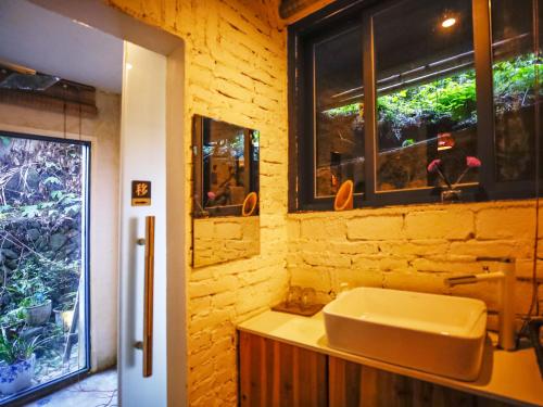 南靖县南靖土楼塔下和容庄的一间带水槽的浴室和两个窗户