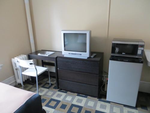 旧金山北海滩酒店的客房设有电视和带电脑的书桌。