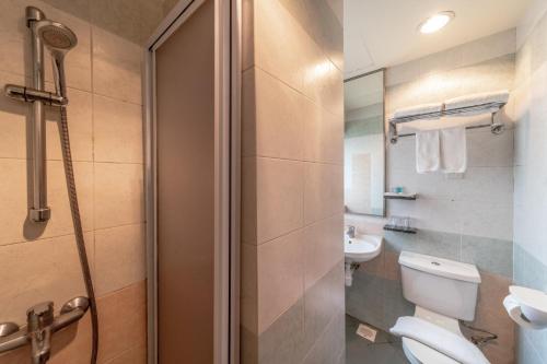 新加坡Hotel Bencoolen Singapore的浴室配有卫生间、盥洗盆和淋浴。