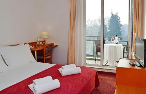 锡尼Hotel Alkar的酒店客房,配有带毛巾的床