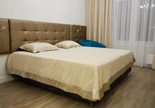 索洛恰Sanotoriy Solotcha的一间卧室配有一张大床和大床头板