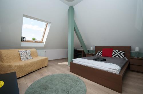 比得哥什Dream Team Zamoyskiego的卧室配有床、椅子和窗户。