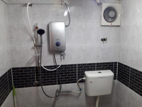 珍拉丁Maznah Guest House的带淋浴和卫生间的浴室。