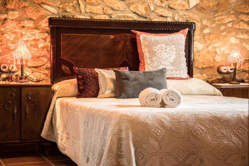 圣乔治Amborget的一间卧室配有带毛巾的床