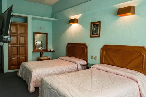 圣安德烈斯-图斯特拉Hotel Michelle的酒店客房设有两张床和电视。