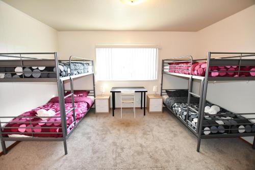 达利城Hostel Style Shared Room的客房设有三张双层床和一张桌子。