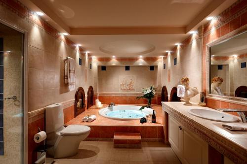 布拉卡纳克索斯天堂别墅的带浴缸、卫生间和盥洗盆的浴室