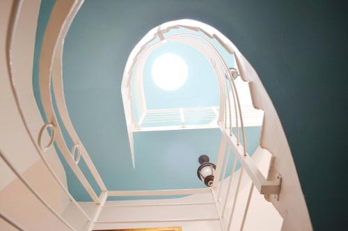 蓬塔卡纳Beach Villas & Apartments Larimar的拱形楼梯,窗户在蓝色的墙上