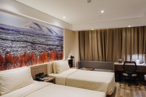 哈尔滨哈尔滨会展中心亚朵酒店的酒店客房配有两张床和一张书桌