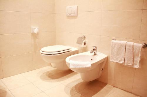 卡托利卡c-hotels International的一间带卫生间和水槽的浴室