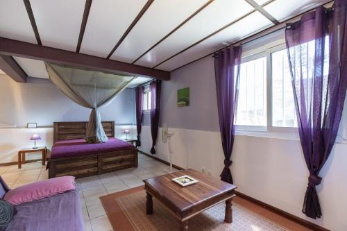 珀蒂蒂勒Villa Tangor的卧室配有一张床和一张桌子