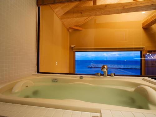 洲本市天原的带浴缸的浴室和窗户