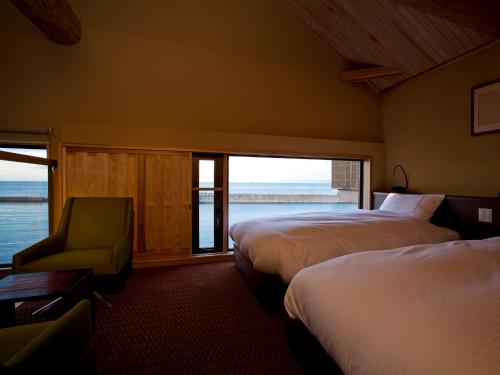 洲本市天原的酒店客房设有两张床和窗户。