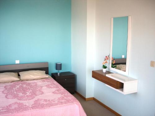 丰沙尔Funchal High View的一间卧室配有一张床和镜子