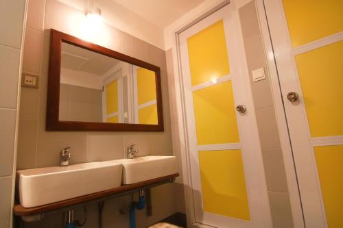 曼德勒奥斯特洛贝洛曼德勒旅舍的一间带水槽和镜子的浴室