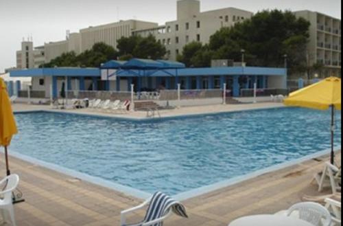 Hotel Mazafran内部或周边的泳池