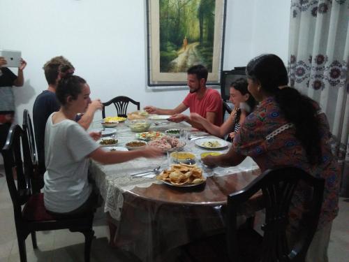 迪克韦勒Helena Hostel的一群坐在桌子旁吃食物的人