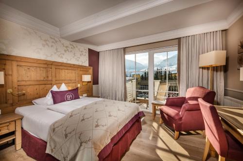巴特霍夫加施泰因俾斯麦酒店的配有一张床和一把椅子的酒店客房