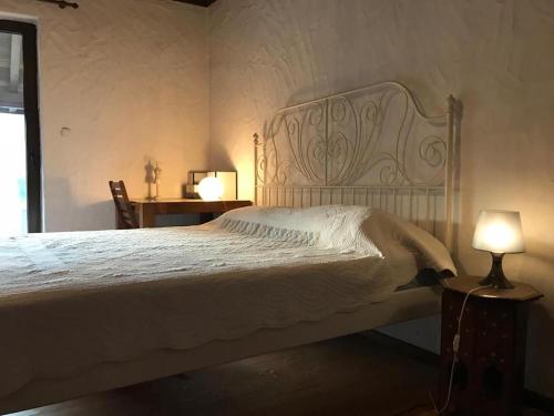 本赫沃The Refuge的卧室配有白色的床和两盏灯。