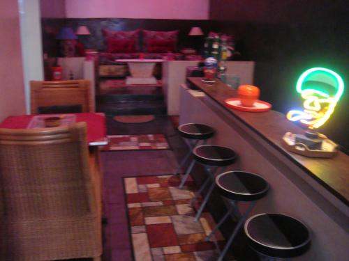 杰迪代里亚德别墅及Spa中心的玩具厨房,吧台上设有带凳子的酒吧