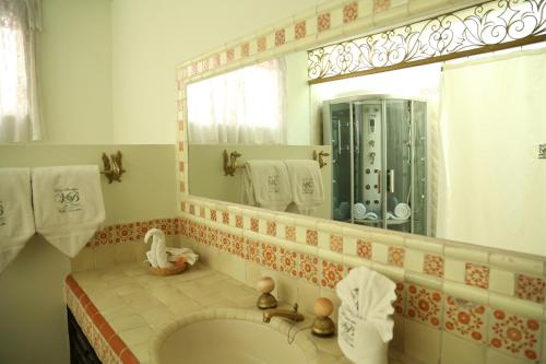 库埃纳瓦卡乐斯特拉瑟斯博尼塔别墅酒店的一间带水槽和大镜子的浴室